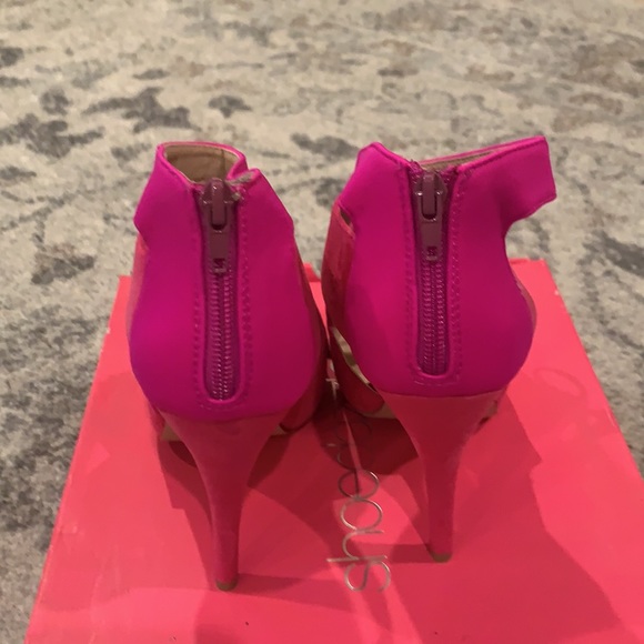 Shoe Dazzle Fuchsia lace up sandals size 8 - Picture 3 of 5
